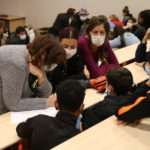 Animatrices et jeunes réagissant après la pièce de théâtre mardi matin