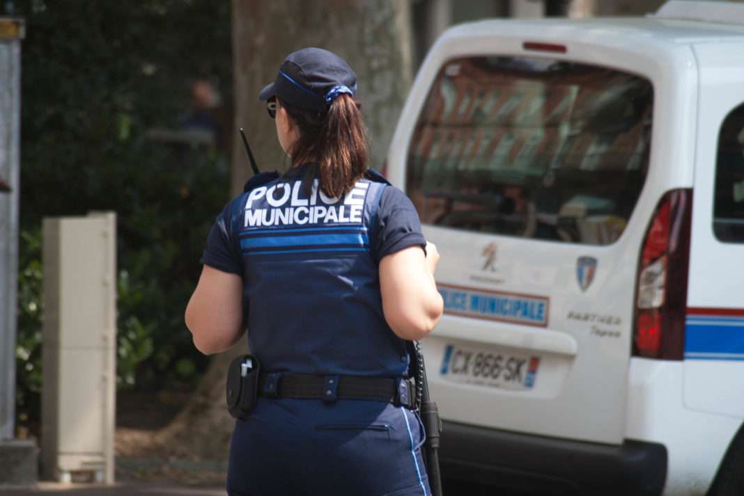 Une agent de la police municipale à Toulouse en 2014. Photographie : Pablo Tupin-Noriega via Wikimedia France sous licence Creative Commons.