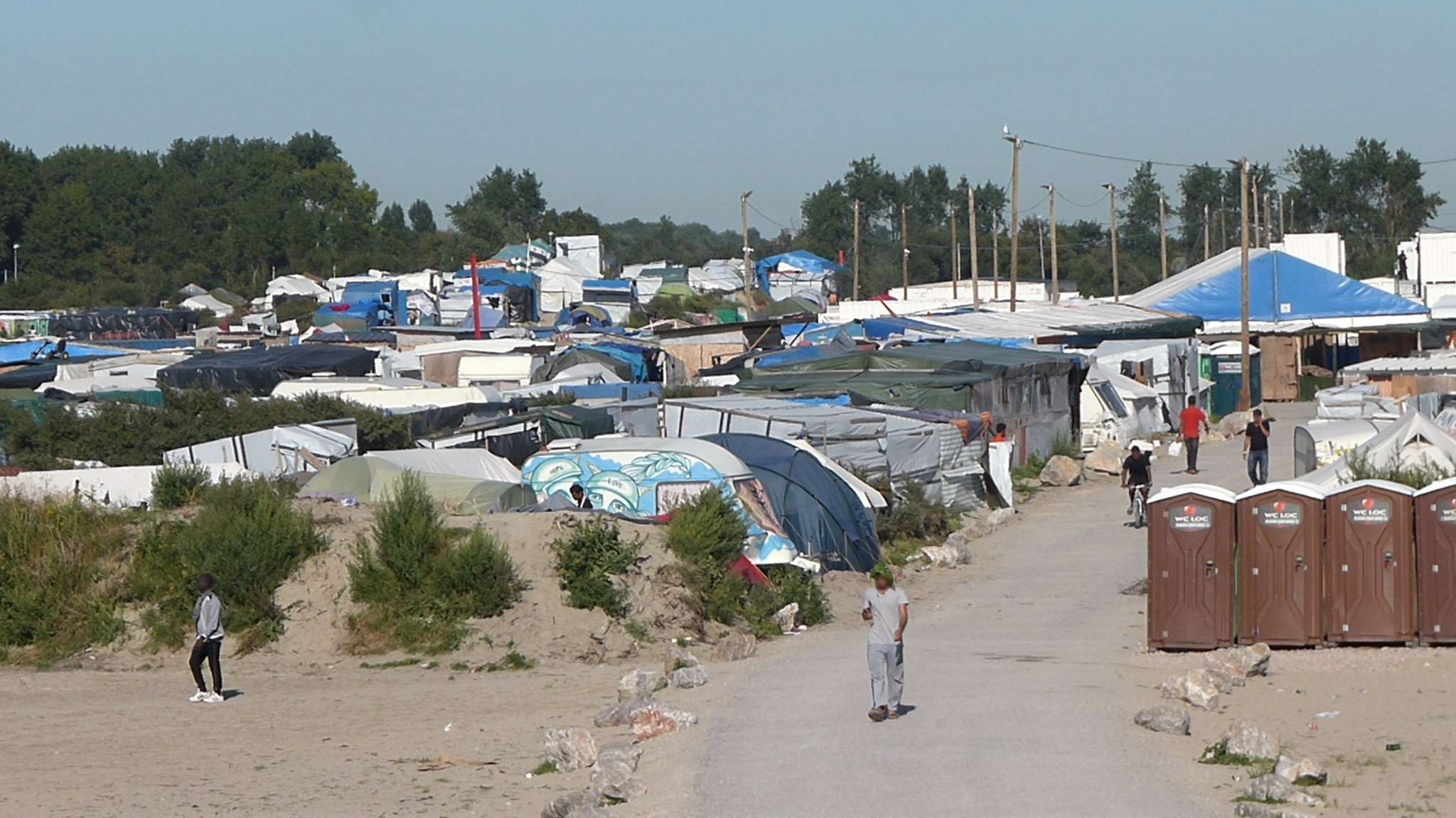 Vue d'un camp d'exilé.e.s à Calais en Aout 2016. Photographie : Javi via licence Creative Commons BY-SA 2.0