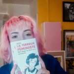 L’autrice Irene avec son livre, “La terreur féministe”