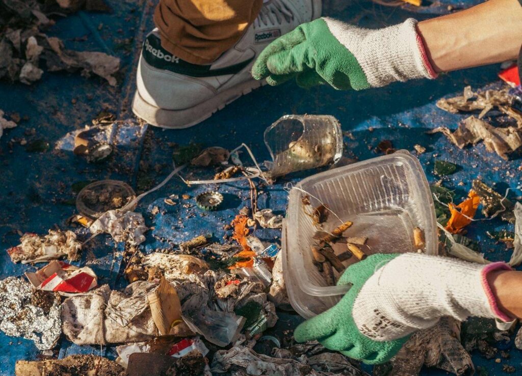 Bilan du ramassage organisé par le collectif Clean My Calanques sur la digue du MUCEM au mois de novembre, plusieurs dizaines de tonnes de déchets sont collectées. Crédit : Rynkairu.
