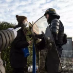 les_forces_de_l_ordre_empechent_aux_membres_de_humans_rights_observer_de_s_approcher_au_campament_d_old_lidl_teresasuarezzapater_.jpg@