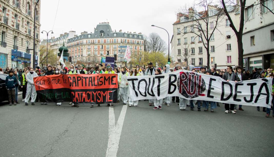 Manifestant.e.s en tête du cortège de la manifestation climat du 8 décembre 2018 à Paris