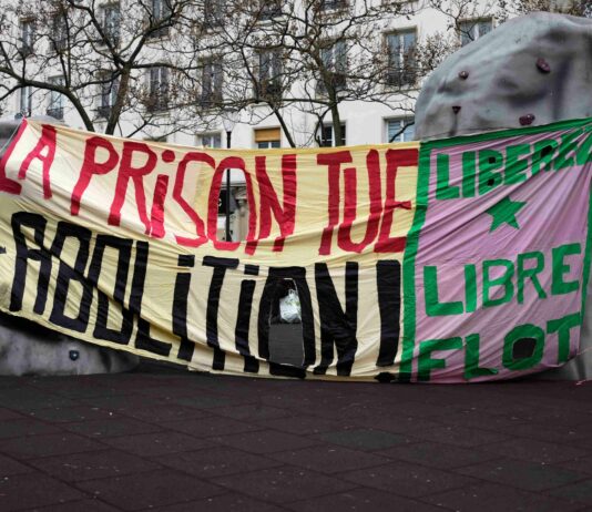Banderole lors du rassemblement du 4 avril à Paris. Photo : Noan Ecerly.