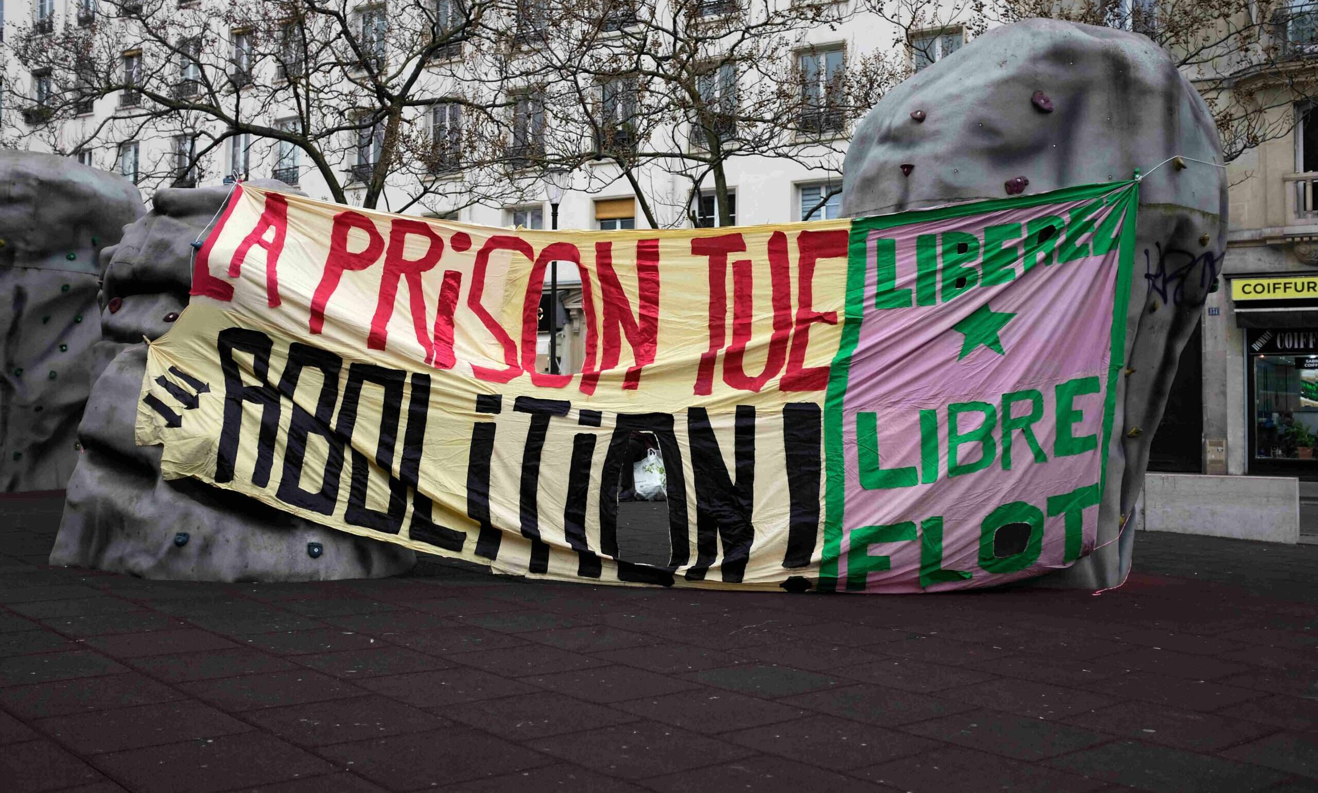 Banderole lors du rassemblement du 4 avril à Paris. Photo : Noan Ecerly.