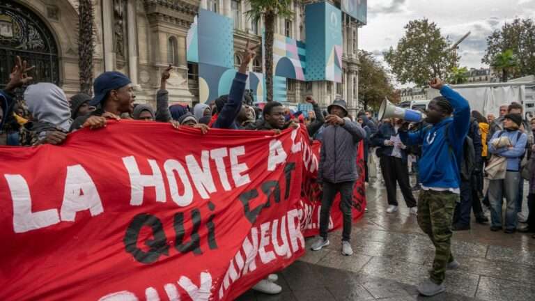 Manifestation devant l'Hotel de Ville de Paris le 12 octobre 2024 par le Collectif des Jeunes du Parc de Belleville