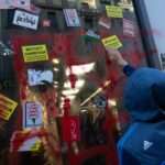 Action de collage sur la vitre d’un Carrefour City