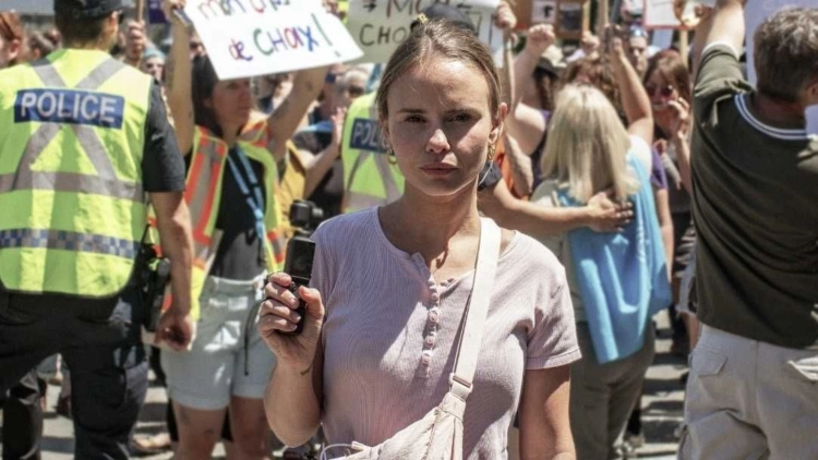 Léa Clermont-Dion dans La Peur Au Ventre, entre manif pro-choix et anti-choix.